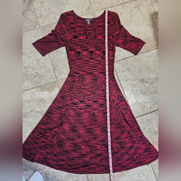 Muse Medium Red Black Grunge Fit Flare Midi Dress Textured Keyhole Rare Y2K Prep - Picture 7 of 7